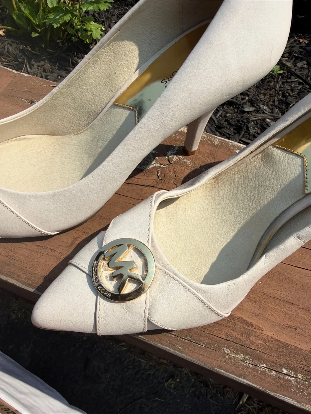 Michael Kors Cream Pointed-Toe Logo Pump with Gold Medallion Sz 10